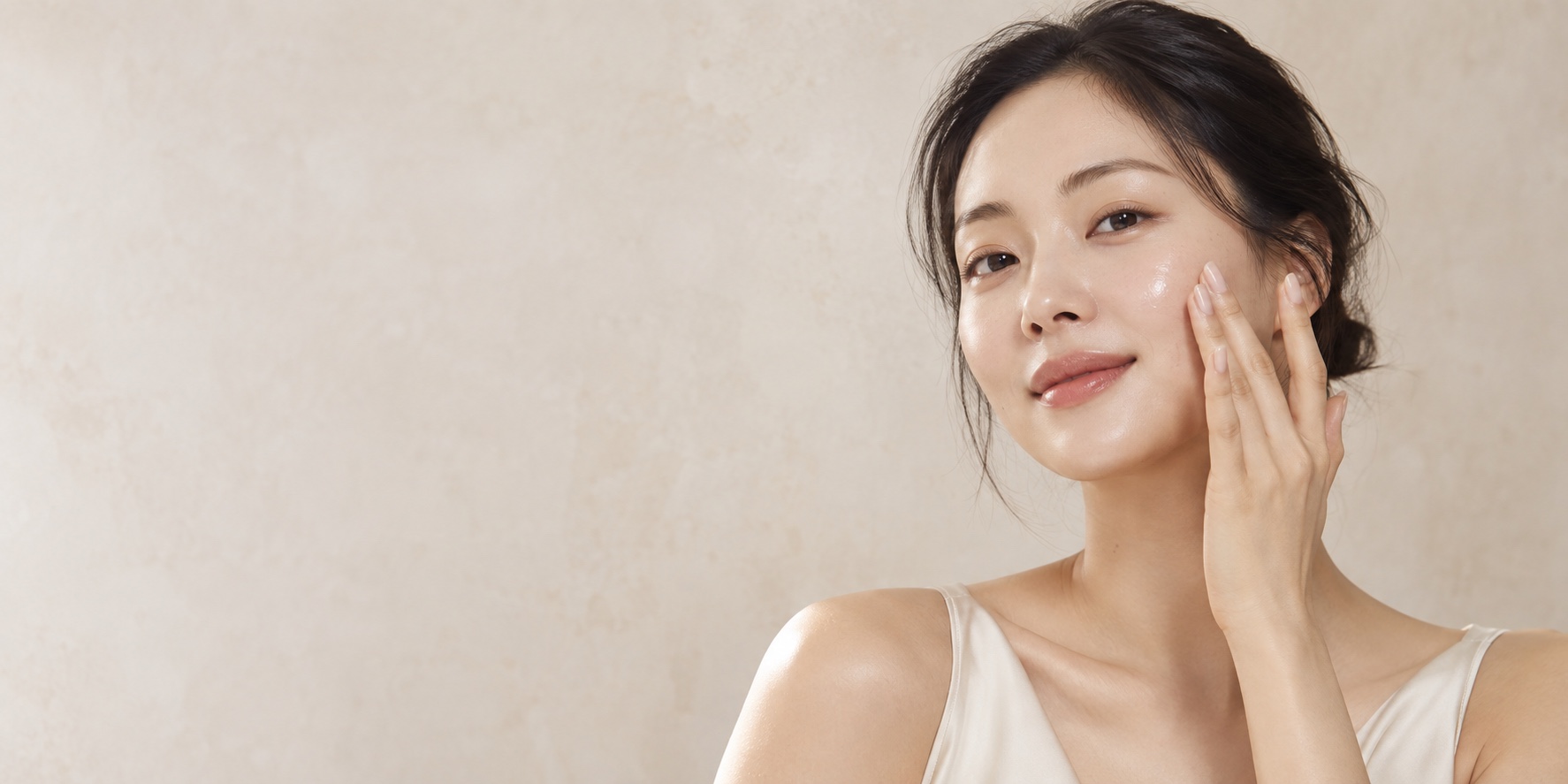 Mujer coreana aplicando skincare en el rostro